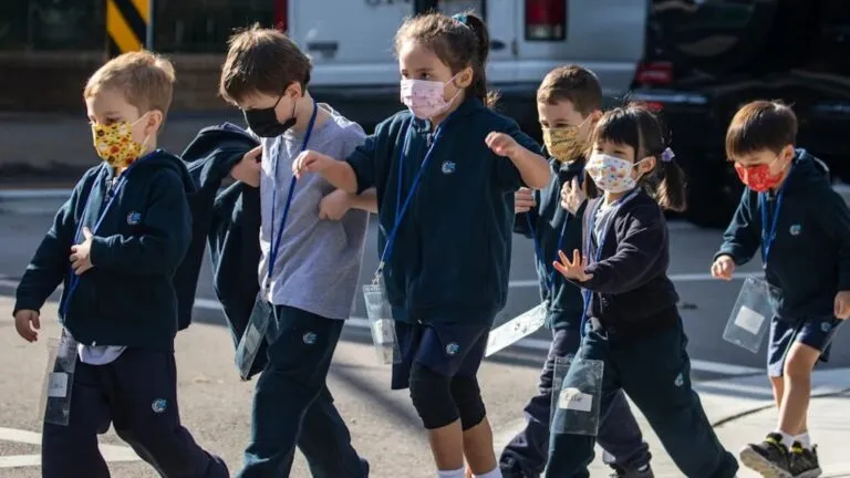 Estudiantes en educación post pandemia adaptándose a nuevos entornos de aprendizaje con apoyo emocional y académico