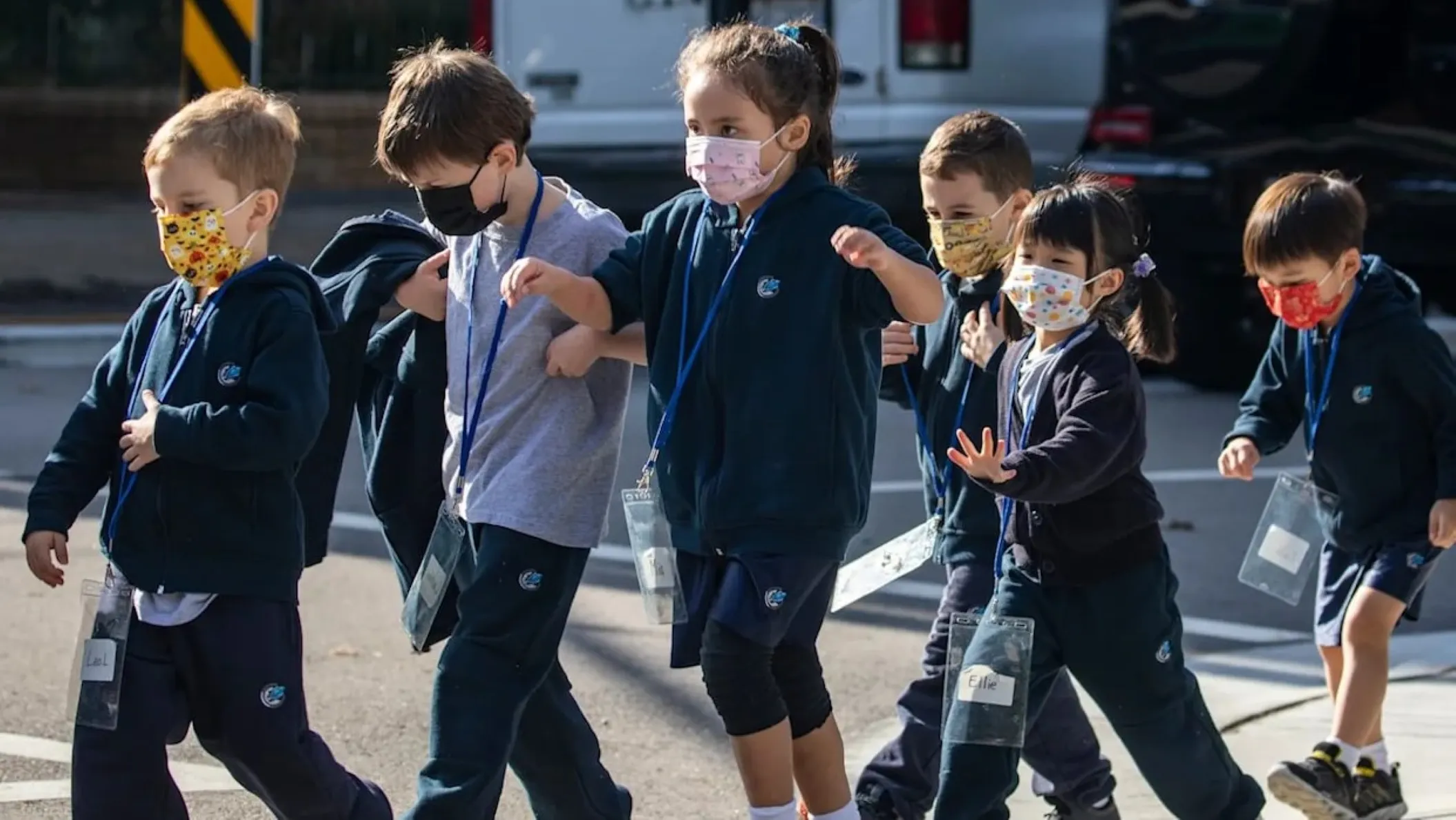 Estudiantes en educación post pandemia adaptándose a nuevos entornos de aprendizaje con apoyo emocional y académico