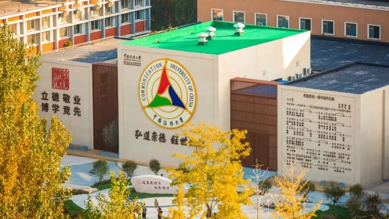 educación superior en China con transformación de carreras por inteligencia artificial y tecnología educativa