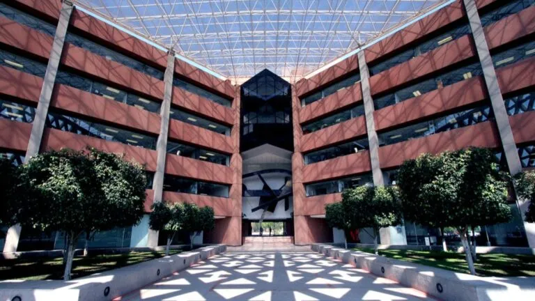 autonomía universitaria representada en colaboración académica y libertad de investigación en universidades