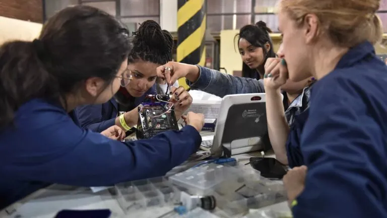 educación técnica en estudiantes trabajando con herramientas tecnológicas y desarrollando habilidades prácticas para el empleo