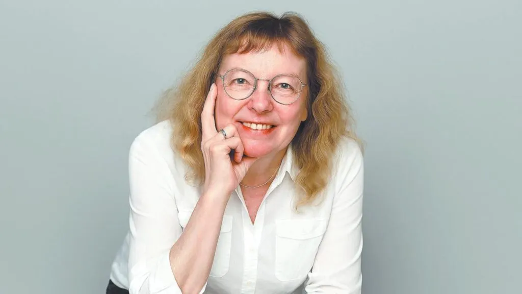 Elaine Bearer en escenario combinando música y neurociencia en festival cultural