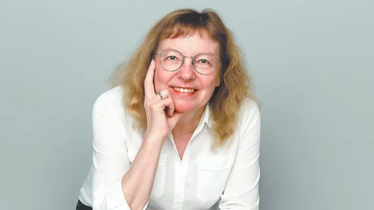 Elaine Bearer en escenario combinando música y neurociencia en festival cultural