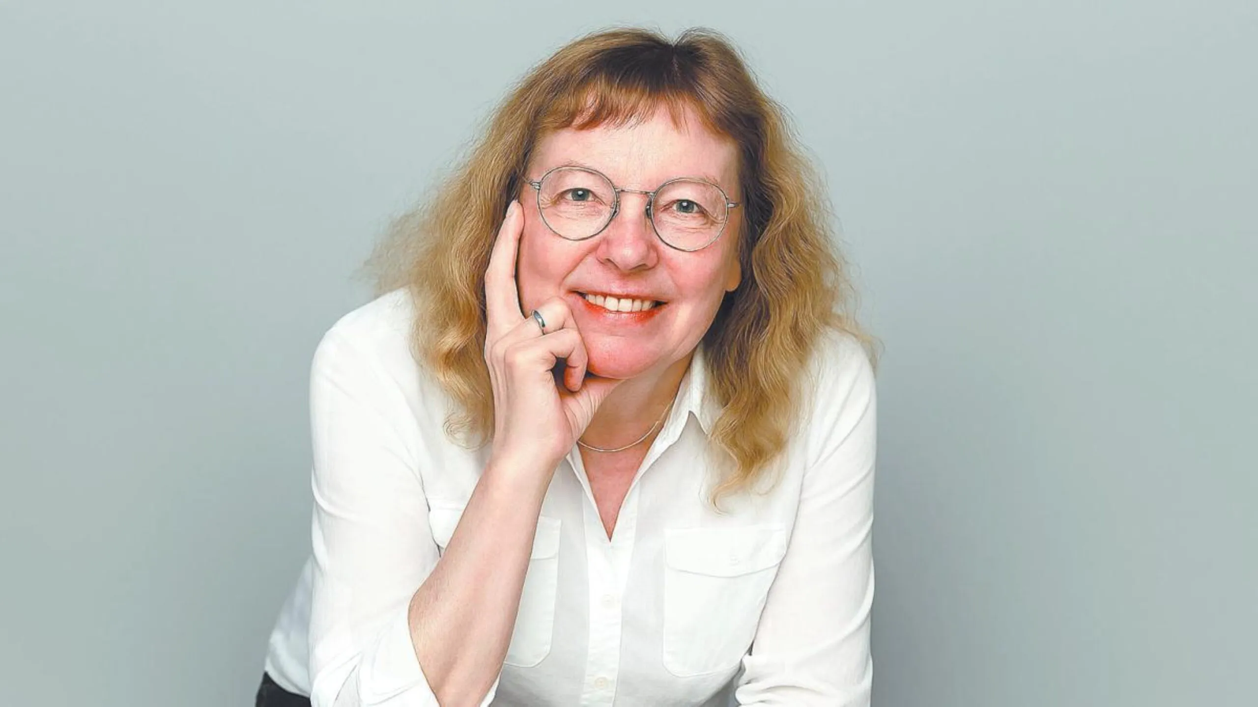 Elaine Bearer en escenario combinando música y neurociencia en festival cultural