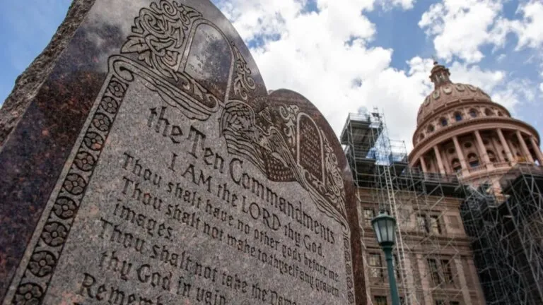 religión en aulas escolares de Texas con los Diez Mandamientos visibles en clase