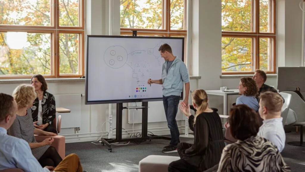 Finlandia con modelo educativo de aprendizaje permanente y educación a lo largo de la vida