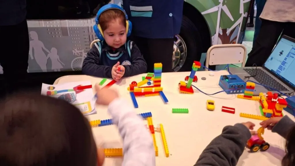 primera infancia con niños interactuando con robótica educativa para desarrollo corporal