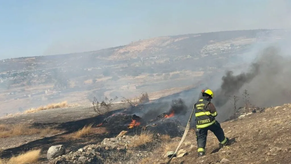 alerta atmosférica en Jalisco por incendio forestal provocando suspensión de clases y afectación ambiental