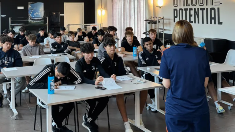 Juventus J College educación y fútbol en Italia con jóvenes entrenando y estudiando