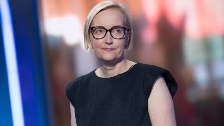 Kristina Kallas educación representada con aula moderna, tecnología e inteligencia artificial en sistema educativo de Estonia