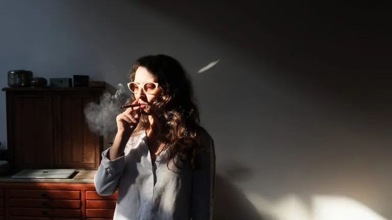 Lucrecia Martel explicando su enfoque sobre cine, sonido y narrativa audiovisual en evento académico