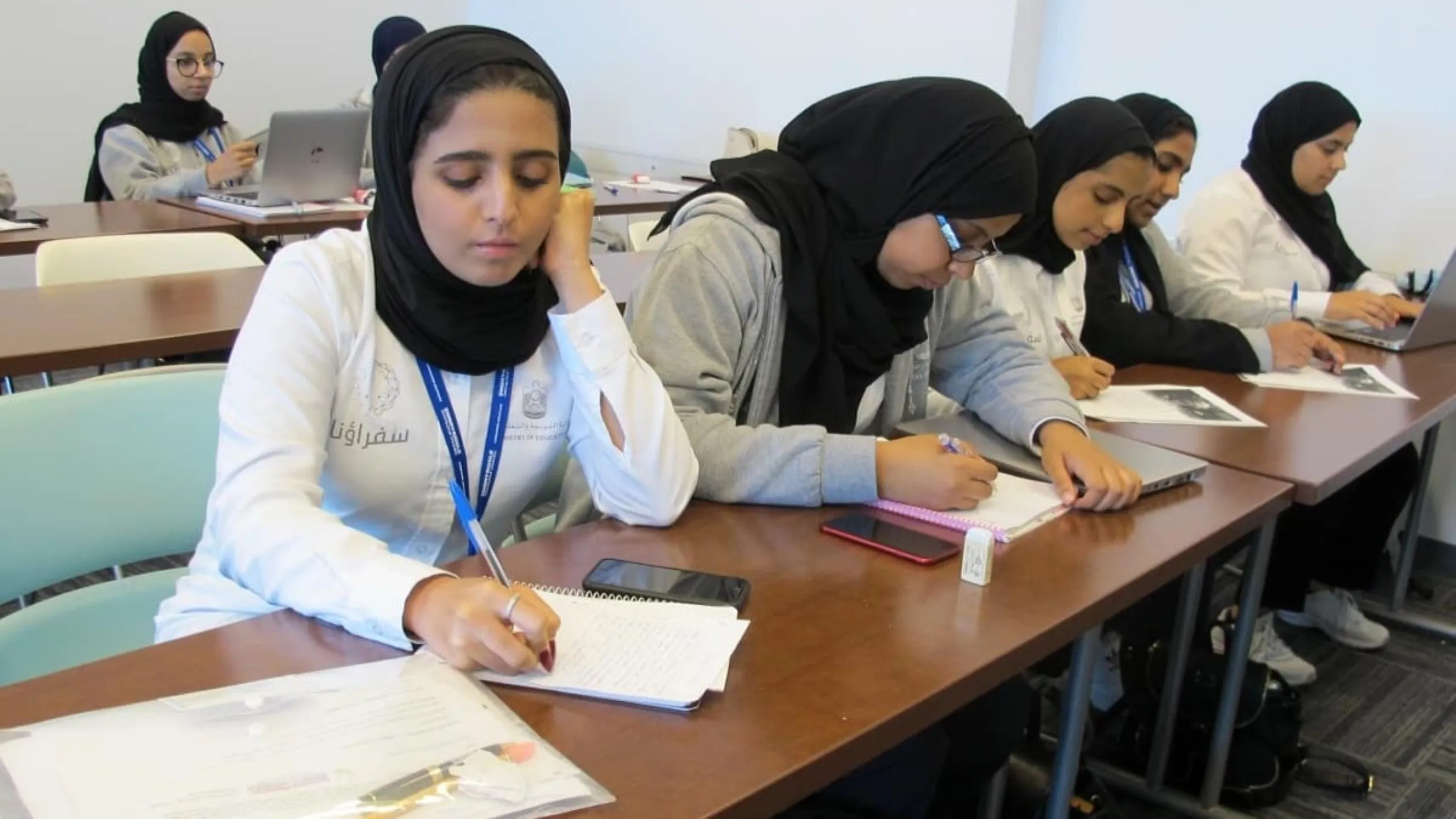 educación digital en Medio Oriente con estudiantes usando tecnología en entornos híbridos durante crisis