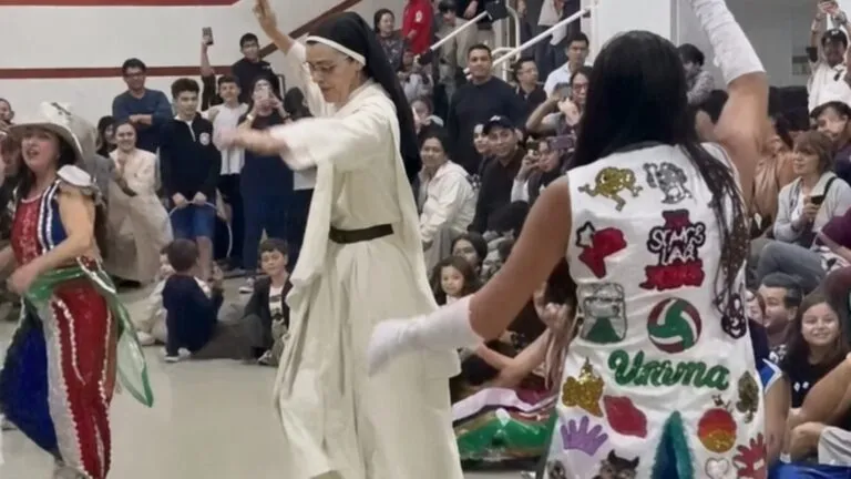 Monja bailando murga en Buenos Aires durante festejo escolar centenario