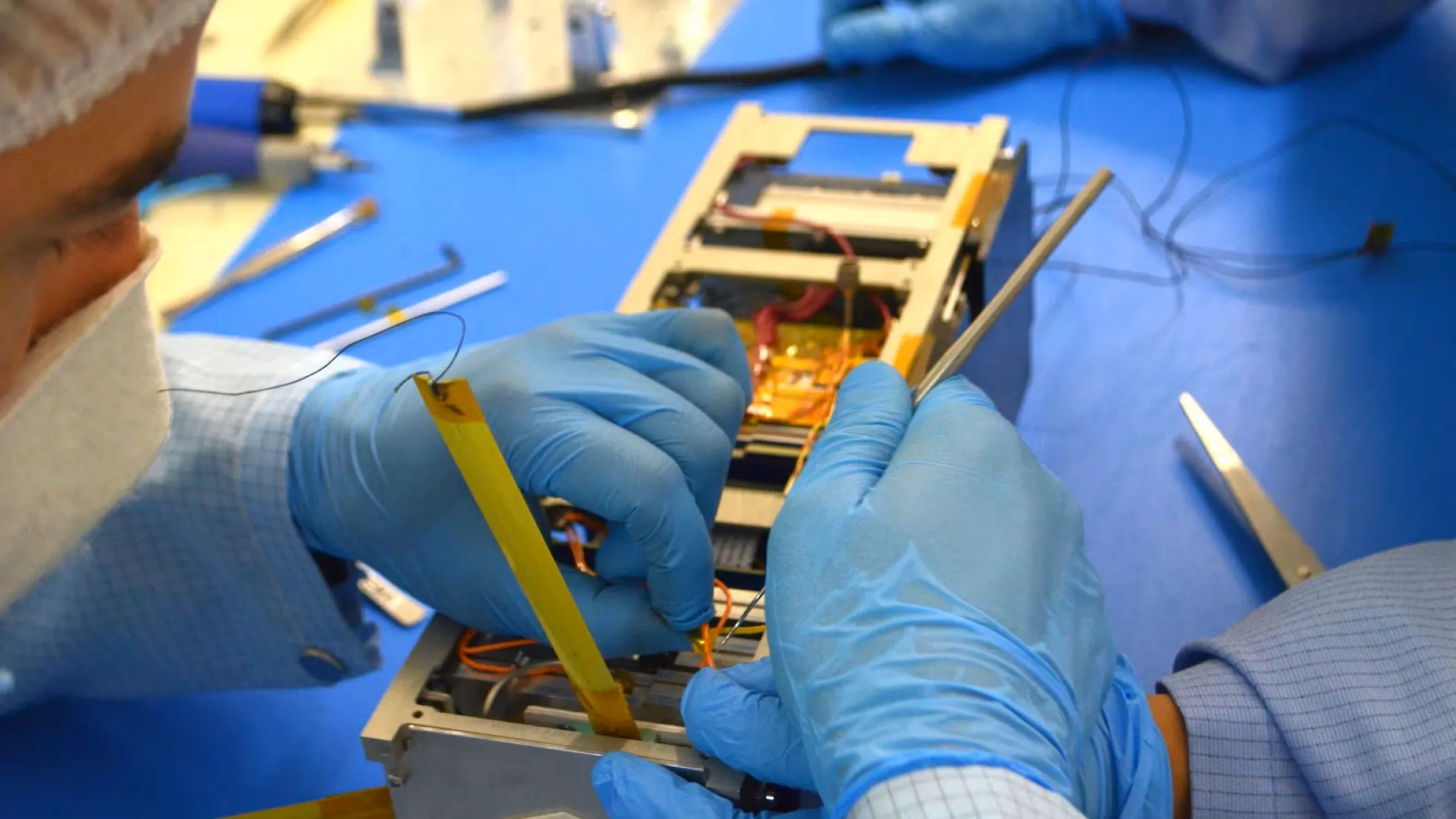 Nanosatélite universitario de la UNLP en laboratorio de formación científica y desarrollo espacial argentino