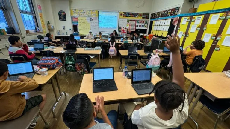 tiempo de pantalla en aulas escolares con estudiantes sin dispositivos en clase en Estados Unidos