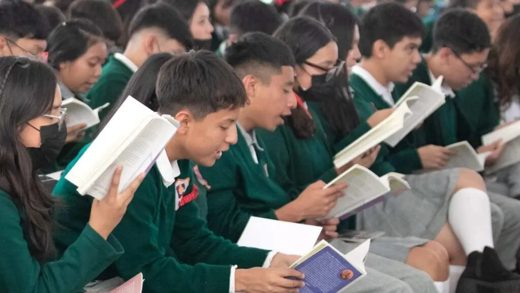 Ley de Educación en Nuevo León con autoridades y entorno escolar representando cambios en el sistema educativo