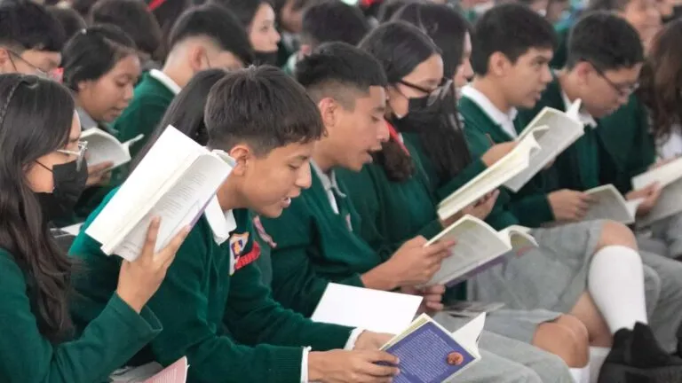 Ley de Educación en Nuevo León con autoridades y entorno escolar representando cambios en el sistema educativo