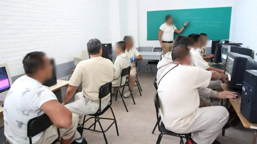 personas privadas de libertad con libros y material educativo en entorno penitenciario reflejando acceso a educación en México