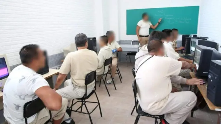 personas privadas de libertad con libros y material educativo en entorno penitenciario reflejando acceso a educación en México