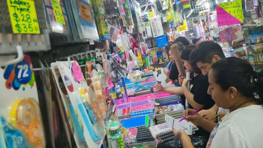 programas educativos en México con útiles escolares y uniformes representando apoyo económico a estudiantes de primaria pública