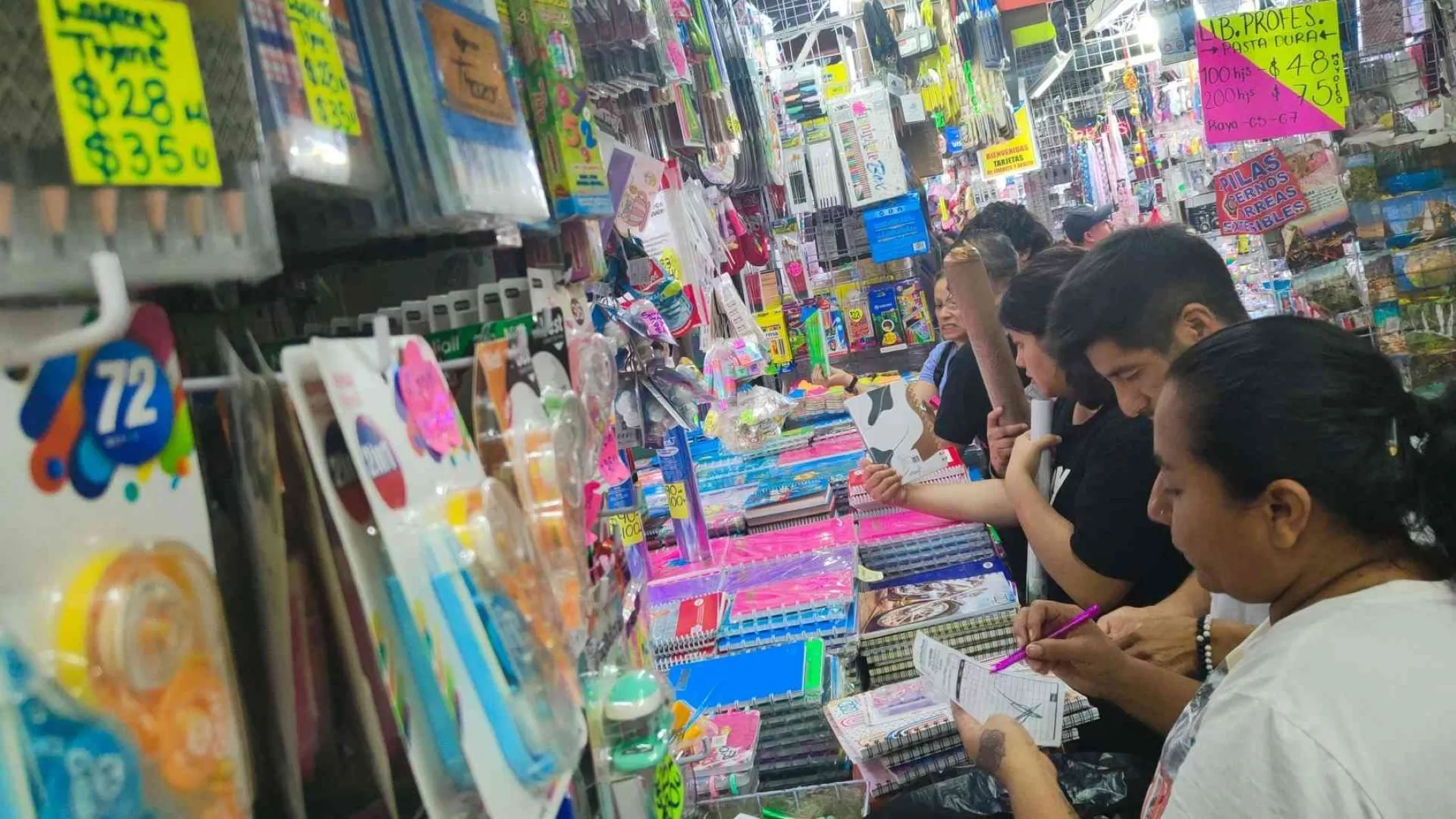 programas educativos en México con útiles escolares y uniformes representando apoyo económico a estudiantes de primaria pública