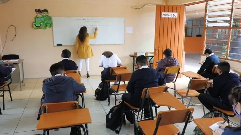regreso a clases en México con estudiantes retomando actividades escolares y calendario educativo