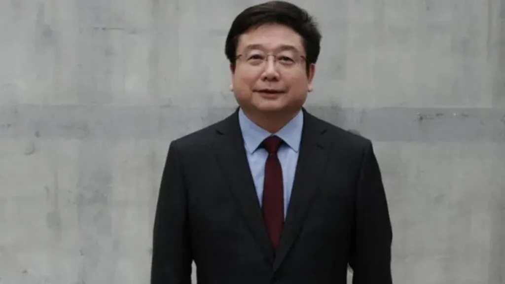 Qun Chen en contexto institucional educativo representando liderazgo en políticas educativas globales de la UNESCO