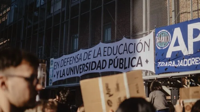 universidades en Argentina realizando actividades abiertas y protesta por financiamiento educativo