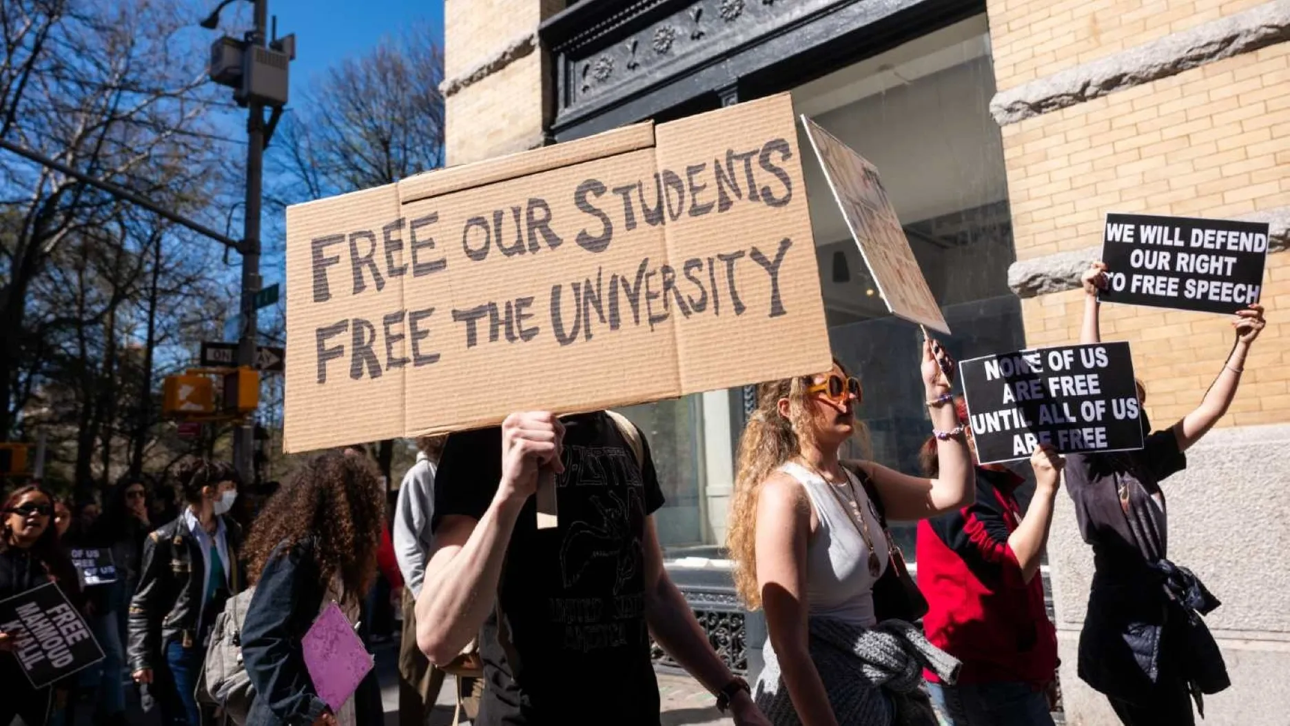 presupuesto educativo con documentos financieros y libros representando recortes en educación superior en Estados Unidos