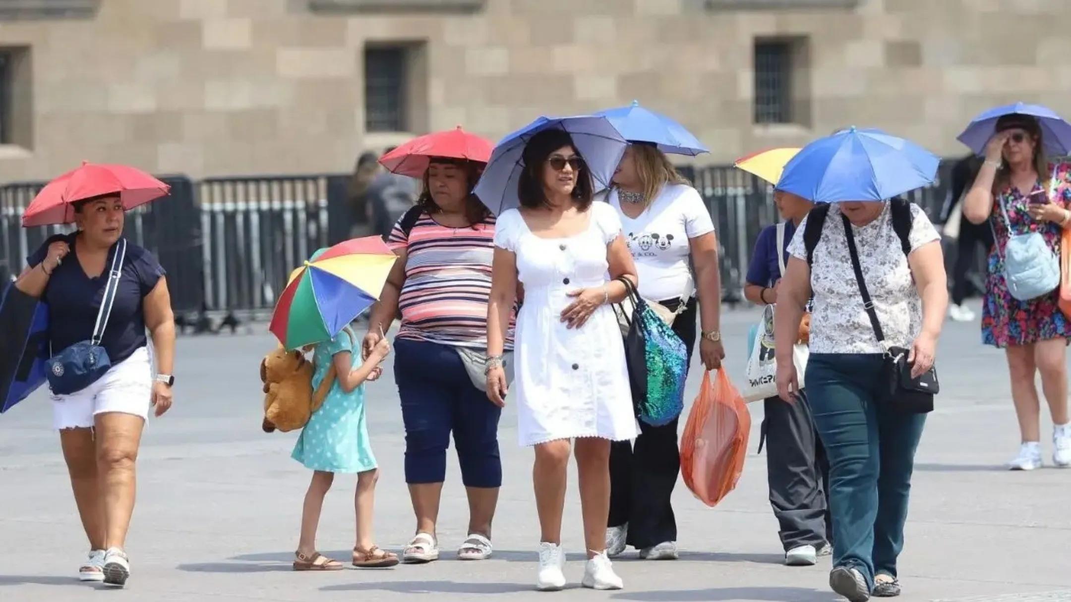 Paisaje urbano afectado por altas temperaturas y olas de calor intensas en México