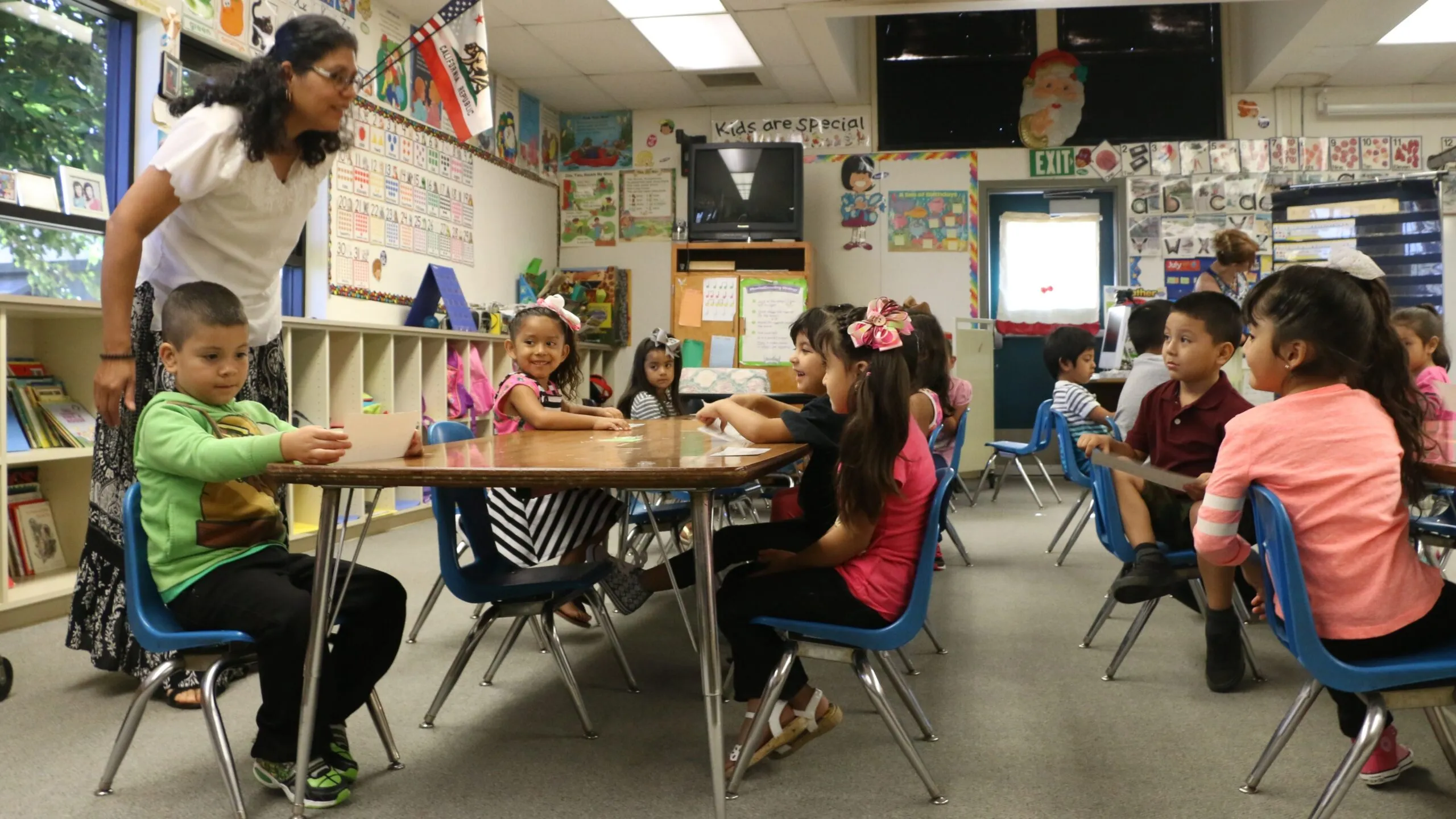 presupuesto educativo en California afectando financiamiento de escuelas públicas y servicios estudiantiles