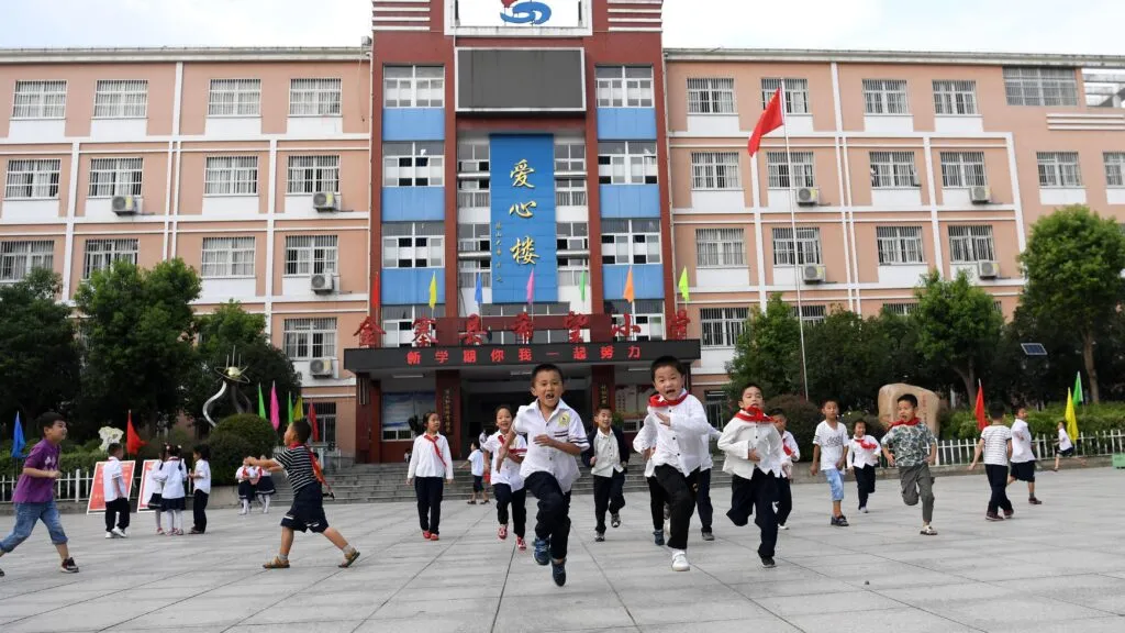 Estudiantes participan en actividades educativas sobre emociones y tecnología en escuelas de China