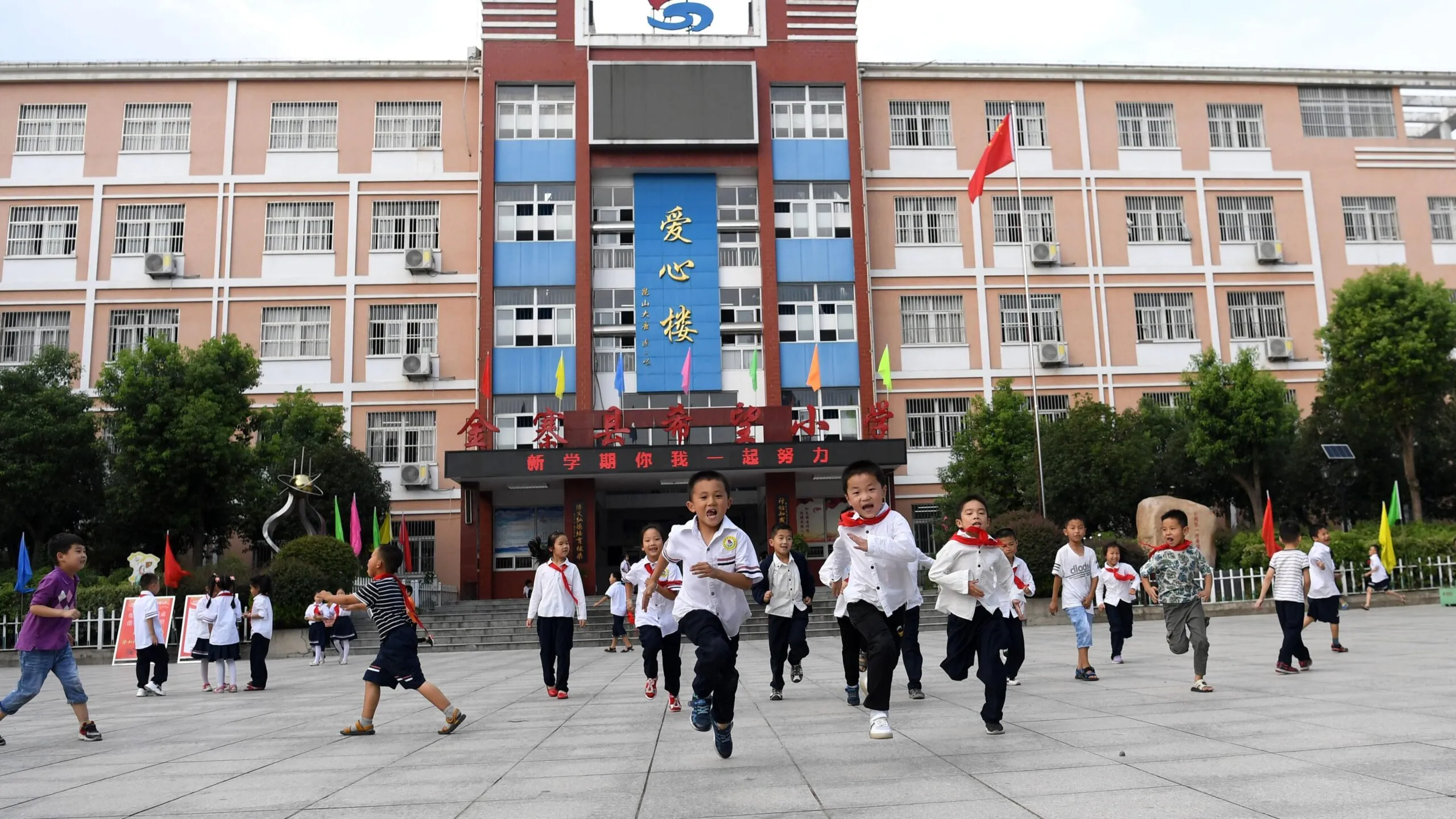Estudiantes participan en actividades educativas sobre emociones y tecnología en escuelas de China