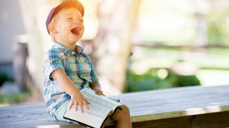Niños sonríen durante actividad educativa relacionada con beneficios de la risa y desarrollo emocional
