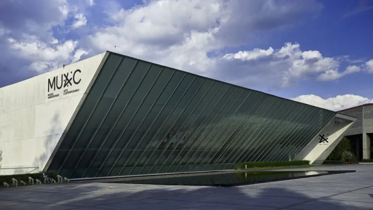 Plataforma digital del MUAC con acceso a obras de arte contemporáneo mexicano para investigación y consulta