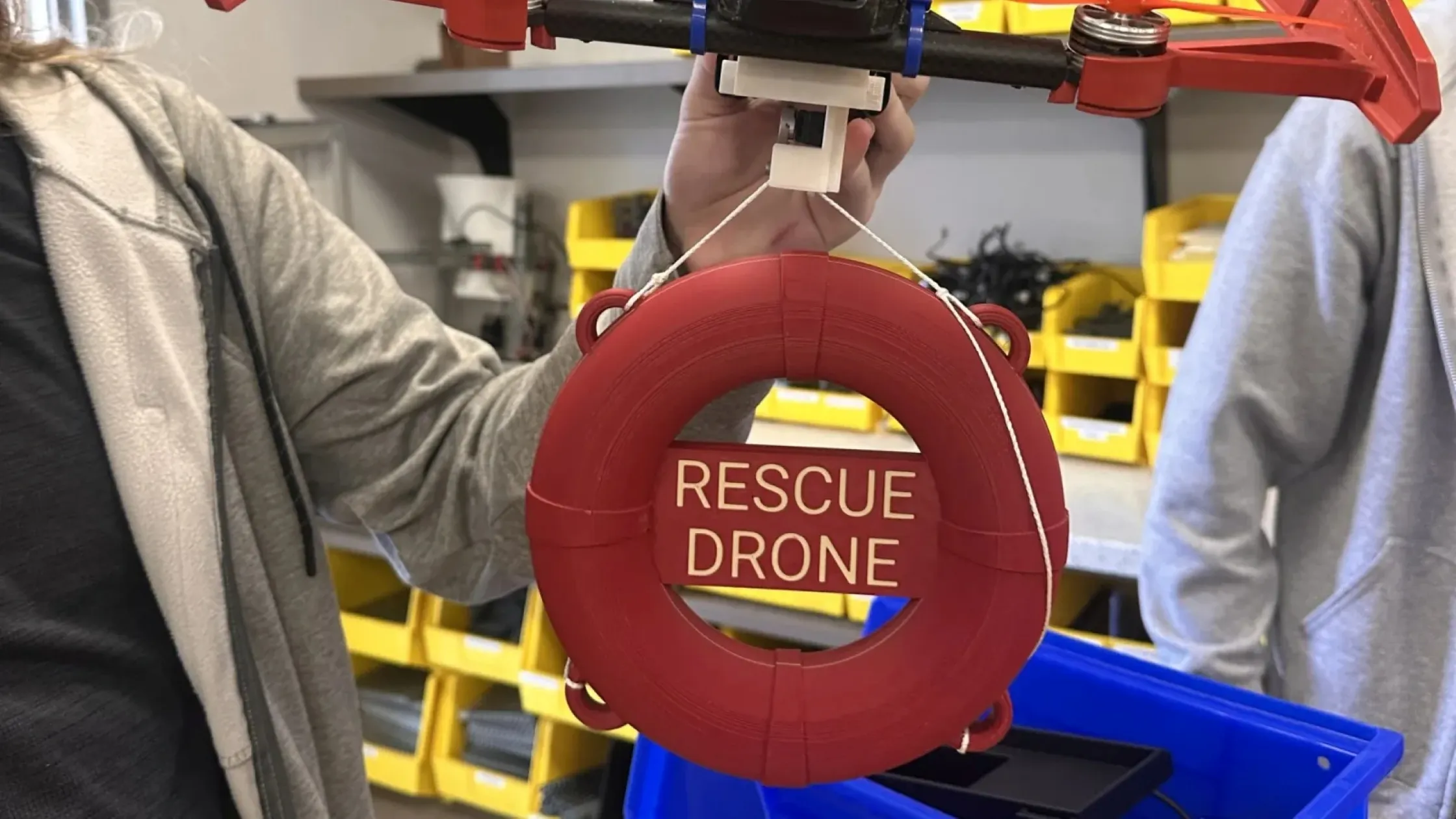 Proyecto de estudiantes de Point Loma High School con dron de rescate acuático en San Diego
