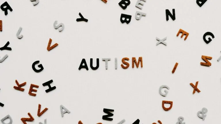 Representación conceptual sobre autismo y conexiones neuronales compartidas en el cerebro