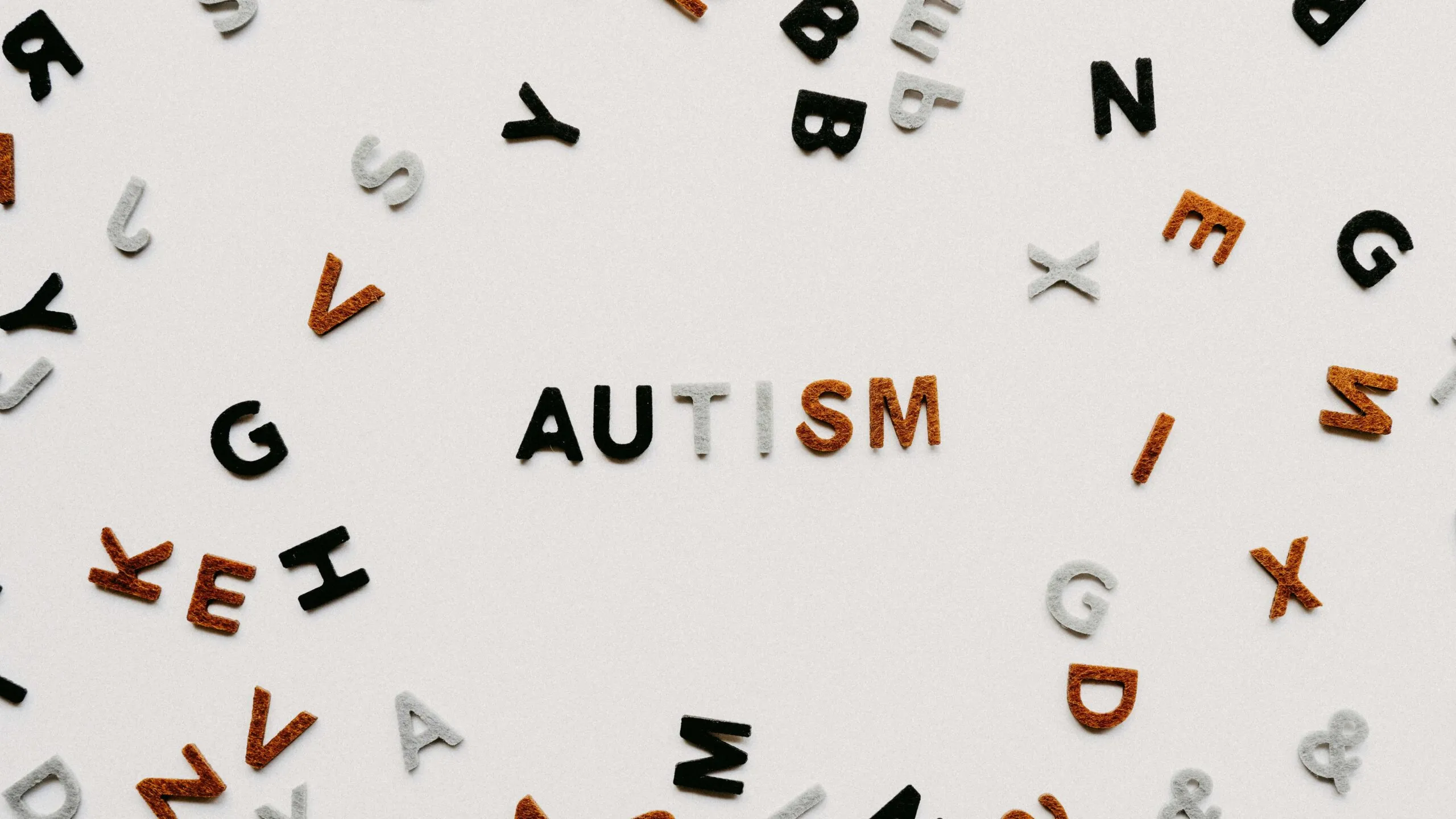 Representación conceptual sobre autismo y conexiones neuronales compartidas en el cerebro