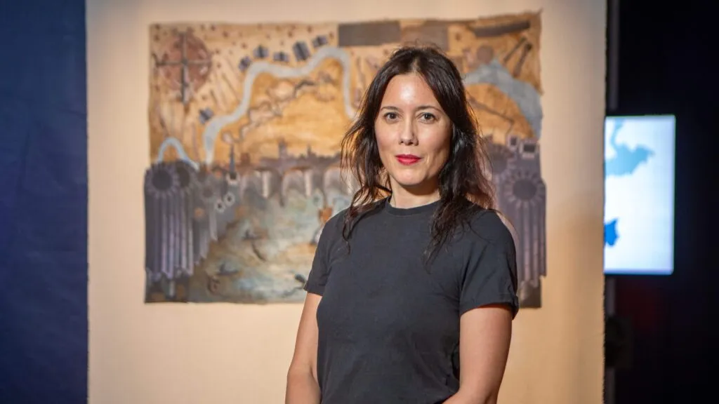 Instalación artística inspirada en la obra de Gayle Chong Kwan sobre colonialismo y memoria histórica