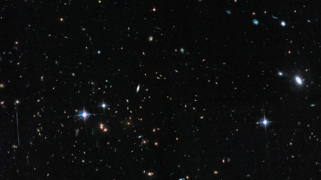 Representación de materia oscura rodeando cúmulos de galaxias observados mediante lentes gravitacionales