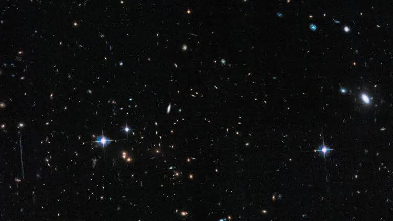 Representación de materia oscura rodeando cúmulos de galaxias observados mediante lentes gravitacionales