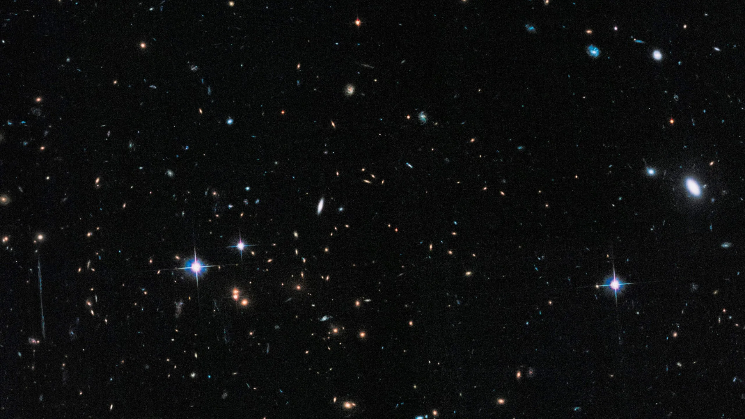Representación de materia oscura rodeando cúmulos de galaxias observados mediante lentes gravitacionales