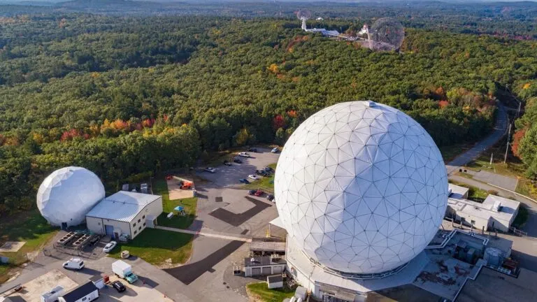 El telescopio Haystack de MIT participa en investigaciones sobre agujeros negros, asteroides y fenómenos espaciales avanzados