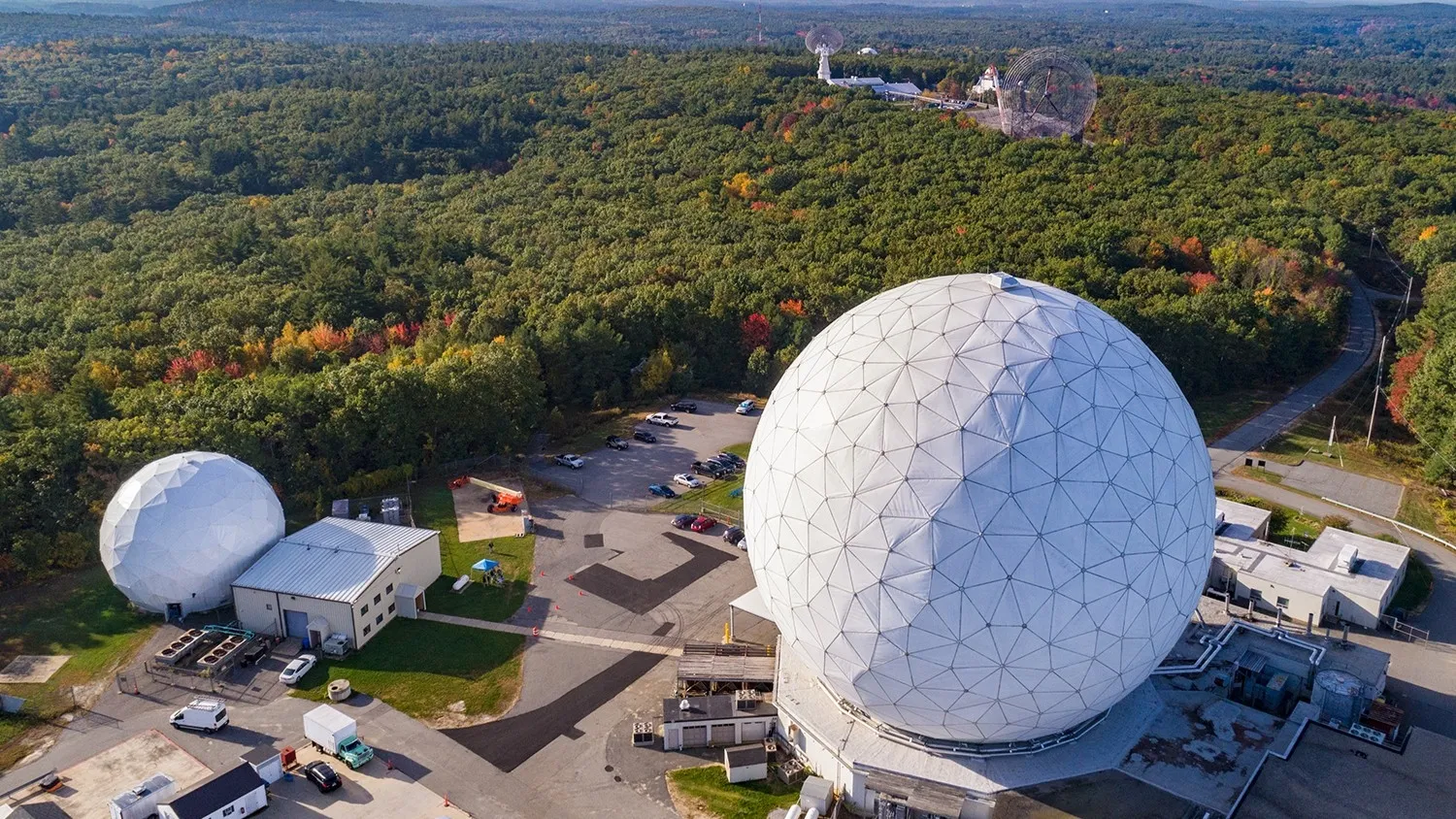 El telescopio Haystack de MIT participa en investigaciones sobre agujeros negros, asteroides y fenómenos espaciales avanzados
