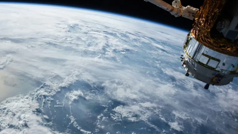 exploración espacial con robots de la NASA estudiando Marte y sistemas planetarios en futuras misiones científicas