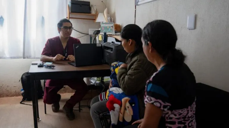 servicio social de estudiantes universitarios en México con impacto social y formación profesional en comunidades