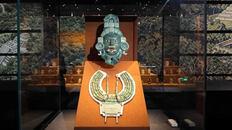 Piezas arqueológicas de la UNAM exhibidas en el Museo Capital de Beijing como parte de una muestra internacional sobre Mesoamérica