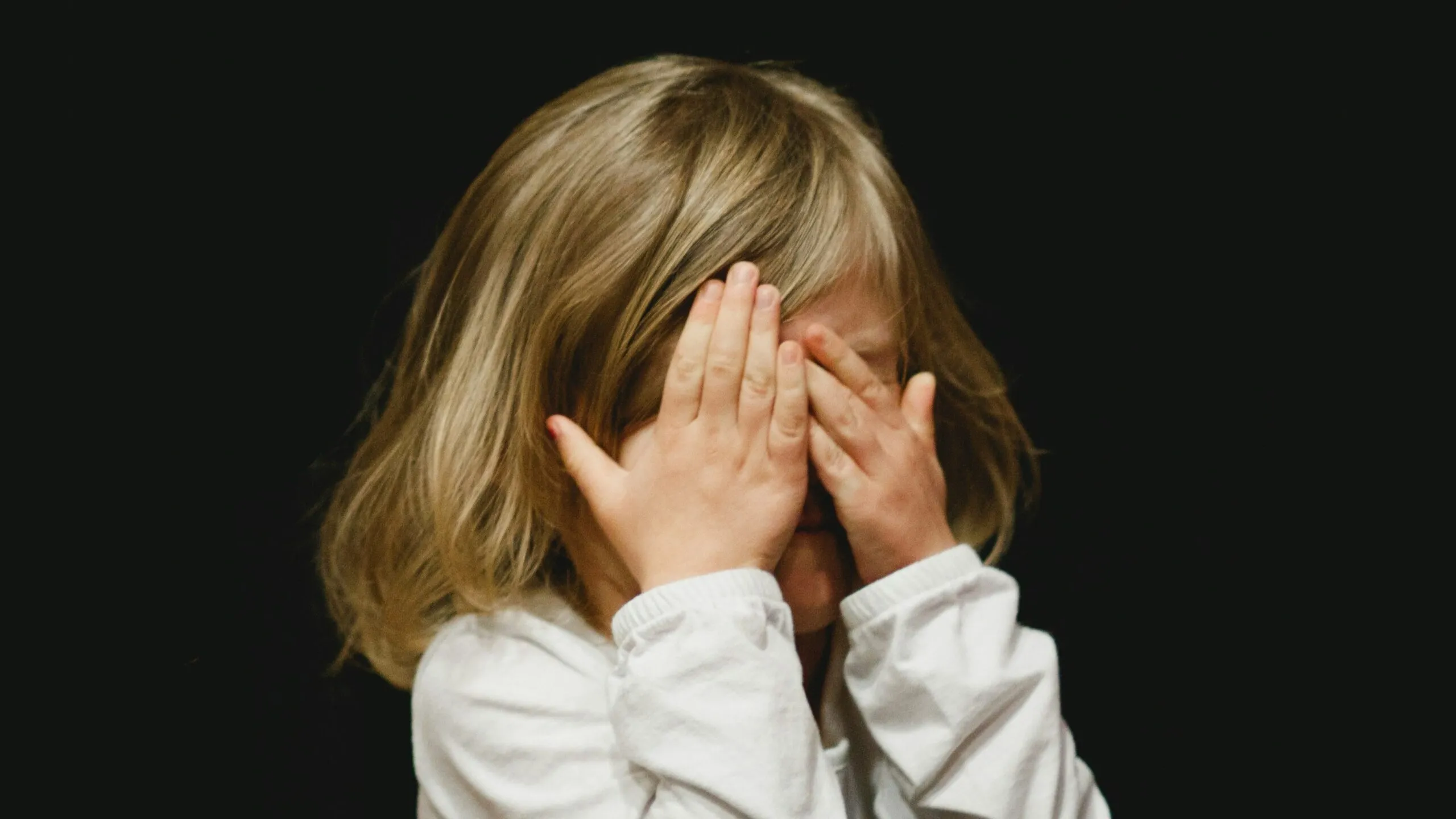 Expertos de Yale analizan la ansiedad infantil, sus síntomas, causas y la importancia de una atención temprana.