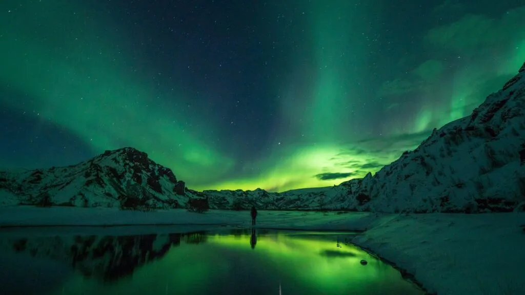 Estudiantes analizan plasma en auroras boreales durante una expedición científica del MIT en Alaska