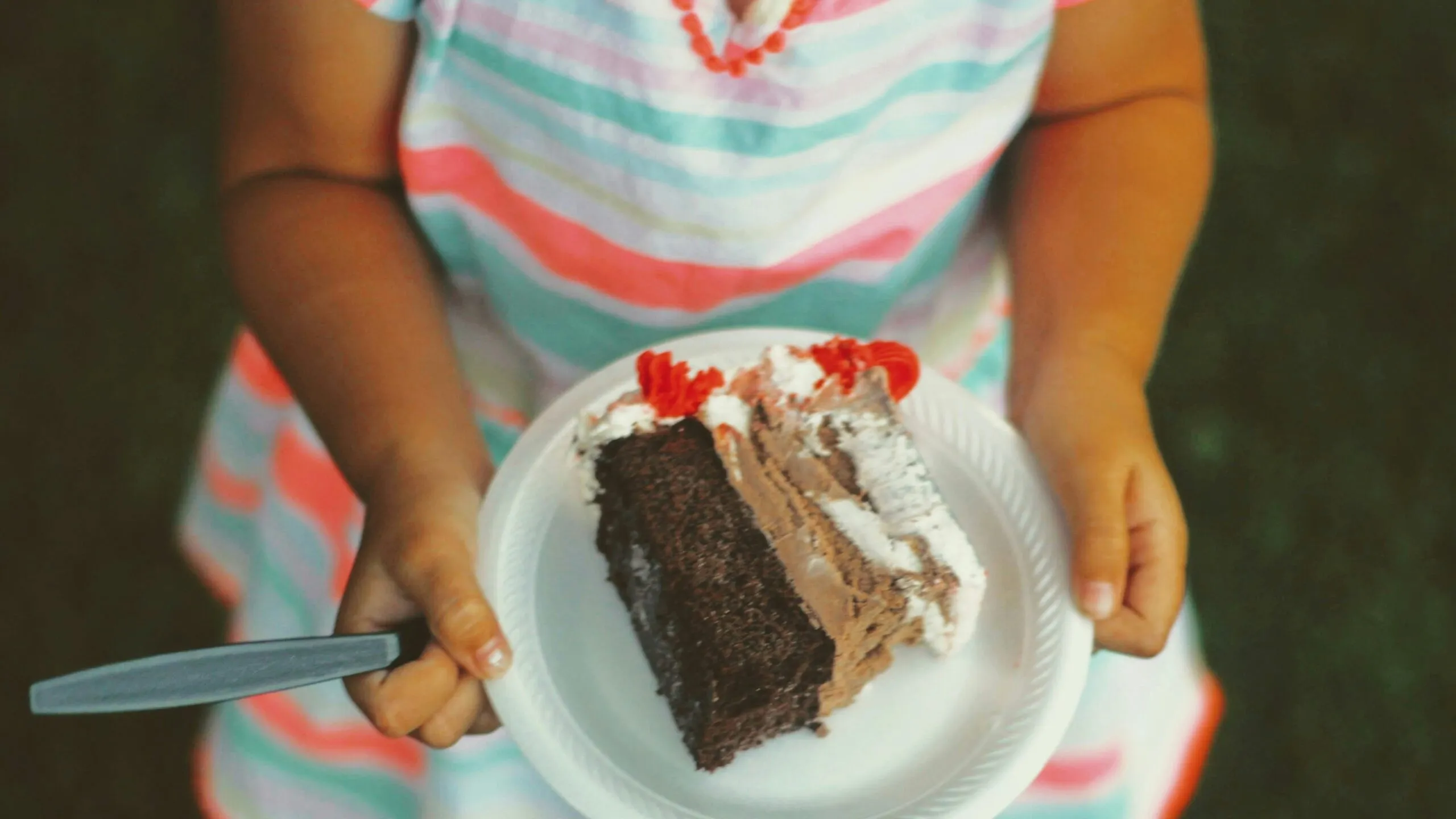 Estudio en The Lancet analiza cómo las políticas alimentarias de Chile redujeron la obesidad infantil mediante etiquetado y control escolar.